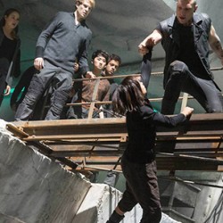 Tons of New DIVERGENT Pics And Christina Faces The Chasm in a New Clip