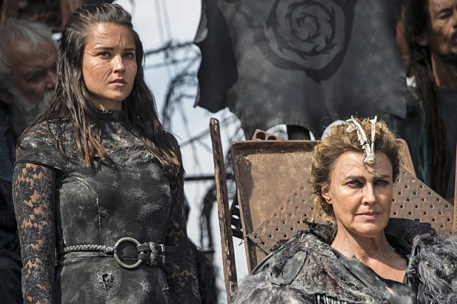The 100 -- "Watch The Thrones" -- ImageÃÂ HU304a_0207 -- Pictured (L-R): Rhiannon Fish as Ontari and Brenda Strong as Nia -- Credit: Cate Cameron/The CW -- ÃÂ© 2016 The CW Network, LLC. All Rights Reserved