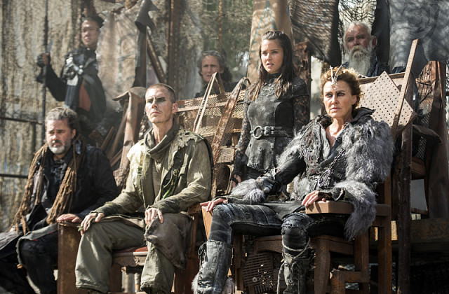 The 100 -- "Watch The Thrones" -- ImageÃÂ HU304a_0225 -- Pictured (Center L-R): Rhiannon Fish as Ontari (Standing) and Brenda Strong as Nia -- Credit: Cate Cameron/The CW -- ÃÂ© 2016 The CW Network, LLC. All Rights Reserved