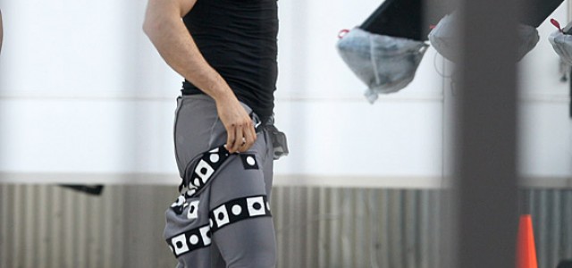 Green Lantern: Ryan Reynolds Suits Up On The Set