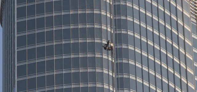 Photos of Tom Cruise Suspended Almost 3000 Ft In The Air for Mission: Impossible – Ghost Protocol